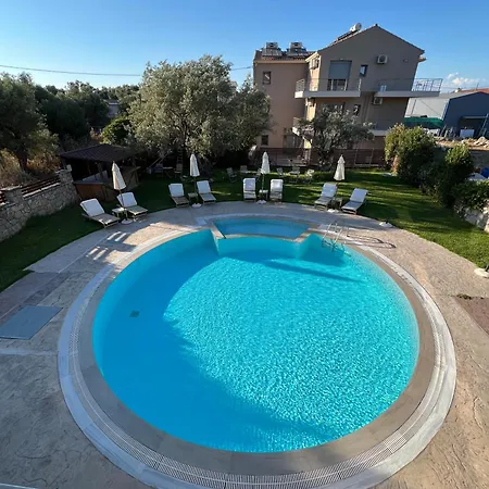 Kamares Luxury Apartahotel 4*